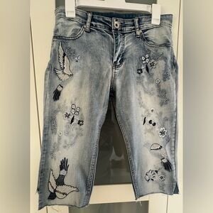 Embroidered slim leg denim shorts. Size XL.